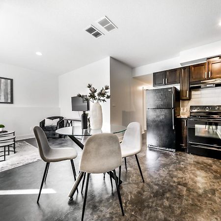 Stunning Modern Suite - King Bed - Free Parking & Netflix - Fast Wi-Fi - Long Stays Welcome Edmonton Habitación foto