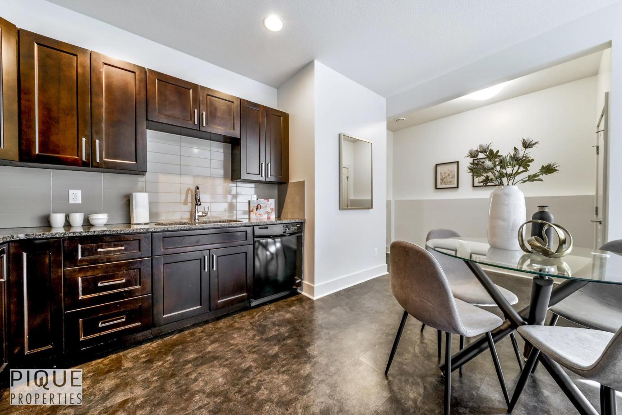 Stunning Modern Suite - King Bed - Free Parking & Netflix - Fast Wi-Fi - Long Stays Welcome Edmonton Habitación foto