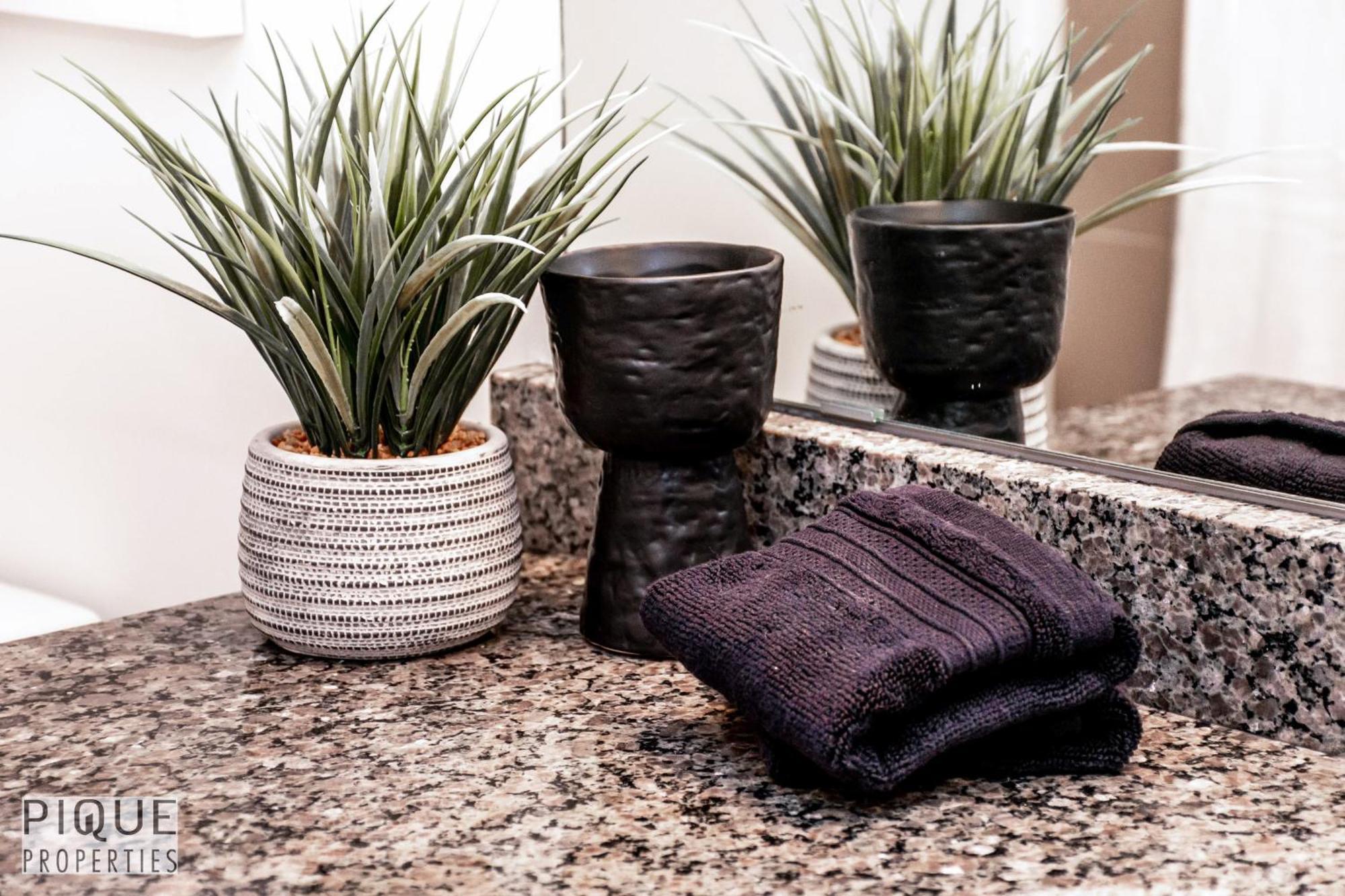 Stunning Modern Suite - King Bed - Free Parking & Netflix - Fast Wi-Fi - Long Stays Welcome Edmonton Habitación foto